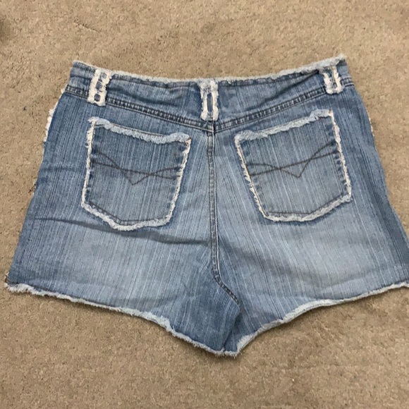 Light wash denim shorts with ripped edge details - Picture 2 of 3